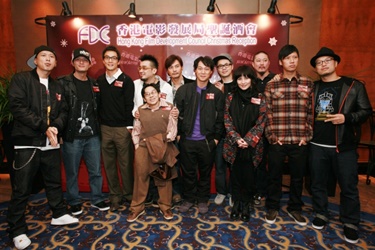 Mr. Daniel Wu (third from the left), Mr. Teddy Robin (fifth from the left), Mr. Eason Chan (sixth from the right) and Ms. Josie Ho (fourth from the right) took a group picture with film industry practitioners.