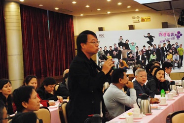 Hong Kong director Mr. Lee Lik-chi raised a question at the forum.