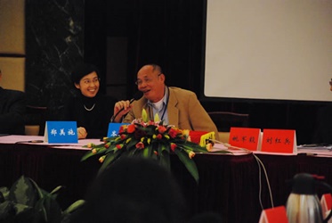 (From left) Ms. Maisie Cheng, Commissioner for Television and Entertainment Licensing, and Mr. John Sham, HKFDC member addressed the floor questions at the forum.
