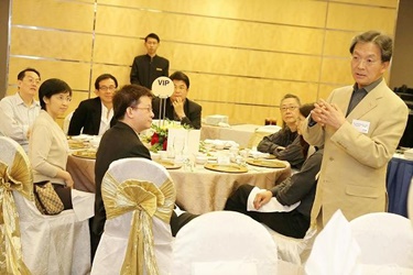 Mr. Jack So, Chairman of FDC, delivered a welcoming speech at the dinner reception in Singapore