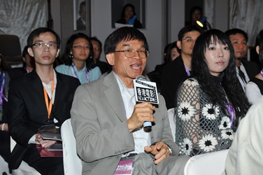 Guest Dr. Cheuk Pak Tong asked a question at the forum