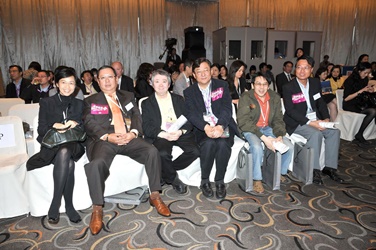 Ms. Maisie Cheng, Commissioner for Television and Entertainment Licensing, Mr. Peter Lam, Convenor of Mainland Market Committee of FDC, Mr. Manfred Wong, veteran filmmaker, Mr. Ng See-yuen, FDC member, and veteran filmmakers Mr. Teddy Robin and Mr. Lee Lik-chi
