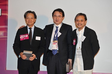 Group photo of speakers and moderator