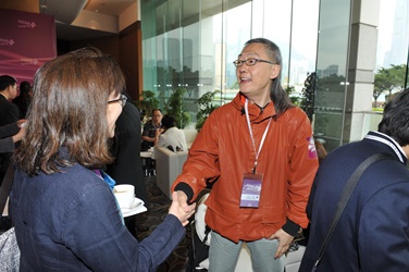 Mr. Samson Chiu, HK new generation director, met Ms. Madeline Warren, Associate Dean and Director, Chapman University, at the networking area of the Business Forums