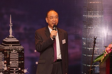 Mr. Wellington Fung, Secretary-General of FDC, delivers a welcoming speech at the Networking Dinner