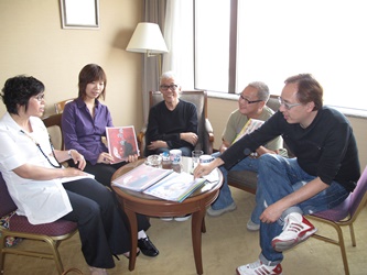 Director Ray Leung (right), Director Lam Wah-chuen (2nd from right) and Director Jean Luc (3rd from right) gather together to discuss with the Mainland film investors about film co-production