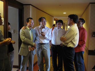 Delegation members exchange views with a representative of the Shanghai Information Services Association