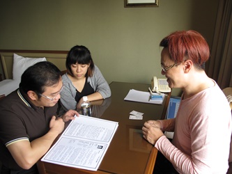 Director Yuen Kai-chi (right) introduces his film project to the Mainland film investors