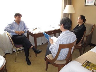 Director Stephen Yip (left) introduces his film project to the Mainland film investors