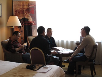 Director Kant Leung (right) discusses his film project with the Mainland film investors