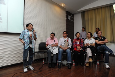 Mr. Teddy Robin (left), leader of the delegation, delivers a speech at the Shanghai Theatre Academy