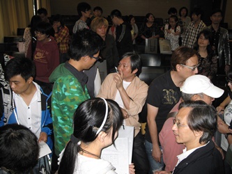 Students seize opportunity to talk with Hong Kong film directors and producers after the Seminar