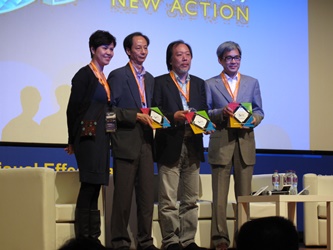 Souvenir presentation to guest speakers of panel discussion on ‘Digital Audio and Sound Design’