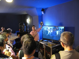 ‘3ality Digital’亚洲商务发展董事Mr. Stephen Cha在工作坊预习课中示范操作3D摄影器材及3D拍摄技术。