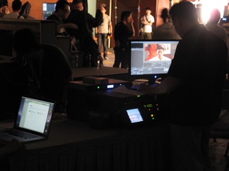 参加者于专家指导下，在工作坊中研习立体短片的后期制作