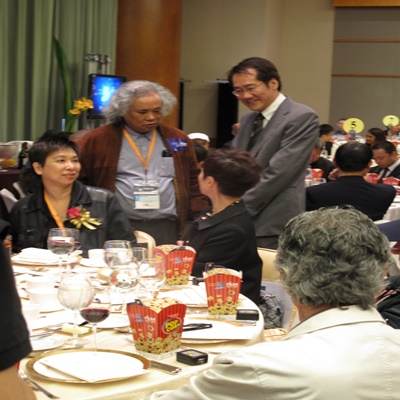 Mr. Jerry Liu, Head of Create Hong Kong (right, standing), and Mr. Percy Fung, Chairman of Association of Motion Picture Post Production Professionals (left, standing), chat with local and overseas filmmakers