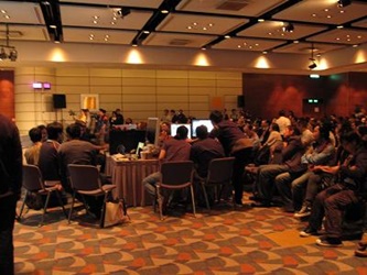 工作坊的参加者在研讨会进行期间继续跟进立体短片的后期制作