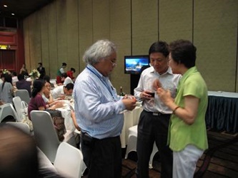 A representative of the Hong Kong Post Production Industry talks with Beijing filmmakers at the FDC Dinner Reception