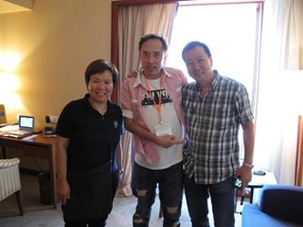 Director Ray Leung takes photo with Beijing film investors