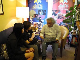 A representative of Hong Kong Post Production Industry introduces its services to Beijing filmmakers