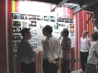 Mr. Zhang Zhao, Director of Enlight Pictures, briefs members of the delegation on the business of Enlight Pictures