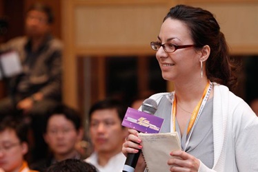 An overseas guest poses a question at the Symposium