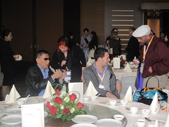 嘉宾在午宴上交换名片