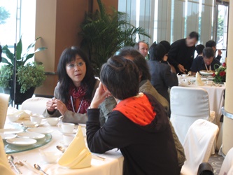 香港电影发展局委员张婉婷女士在午宴上与嘉宾交流