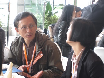 香港新世代导演朱家宏先生(左)与内地影业人士交流