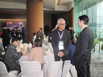 香港新世代导演卢旳明先生(左)与海外嘉宾交流