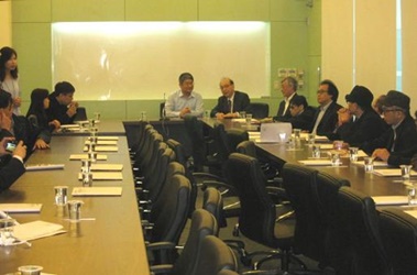 Mr. Leu Shyue-sen introduces the company profile and business information on Chinese Gamer to the New Action Producers