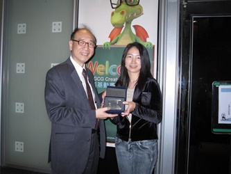 Mr. Wellington Fung, Assistant Head of CHK, presents a souvenir to the representative of CGCG
