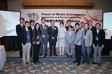 A group photo of all the officiating guests for the “Hong Kong Film New Action－Power of Media Convergence’’, representatives of supporting organisations and guest speakers