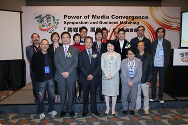 A group photo of all the officiating guests for the ‘Hong Kong Film New Action－Power of Media Convergence’’ and Hong Kong New Action Producers and Directors