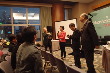 Workshop participants exchange views with instructors and representatives of CHK in the evaluation session