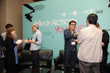 Symposium participants exchange views with Director Derek Tsang (centre left) and Director Sunny Luk (centre right) after a panel discussion