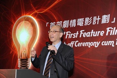 Mr. Wellington Fung, Assistant Head of CHK, answers questions raised by media representatives at the Press Conference