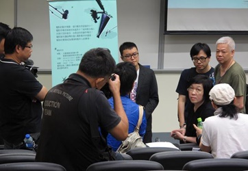 Seminar participants exchange views with speakers after a seminar session