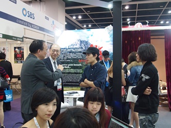 Chairman of the Film Development Council, Mr. MA Fung-kwok (left 1), and Assistant Head of Create Hong Kong, Mr. Wellington FUNG (left 2), exchange views on film productions with winners of the 1st FFFI, namely Mr. WONG Chun (right 2) and Mr. CHAN Chi-fat (right 1)