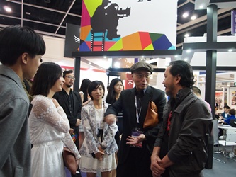 Director of "OPUS 1", Mr. CHEUNG King-wai (right 2), and his film crew members exchange views with antecessor Mr. LIU Kai-chi (right 1)