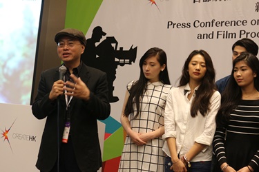 Director of "OPUS 1", Mr. CHEUNG King-wai (left 1), introduces his story background and how he came up with the idea