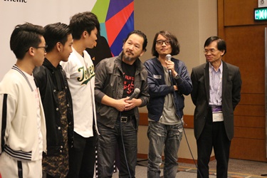 Director of "Weeds on Fire", Mr. CHAN Chi-fat (right 2), thanks the film crew members for their hard work on the baseball field