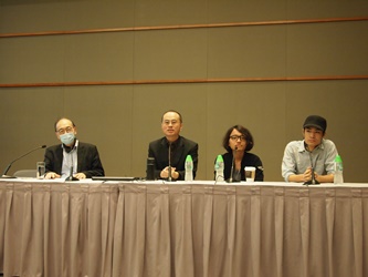 Assistant Head of Create Hong Kong, Mr. Wellington FUNG (left 1), briefs participants on the number of winners and amount of funding of the 2nd FFFI