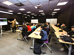 向参加者讲解后期特技及剪接技巧