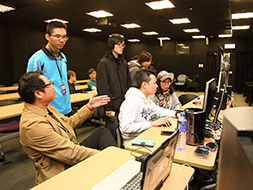 向参加者讲解后期特技及剪接技巧