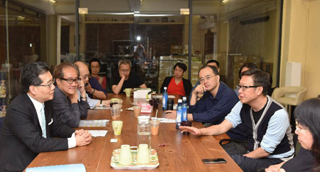 The Secretary for Commerce and Economic Development, Mr Gregory So (first left), met with the President of the Hong Kong Film Directors' Guild, Mr Andrew Lau (second right), and its Executive Committee members today (April 30) to exchange views on the long-term development of the film industry.