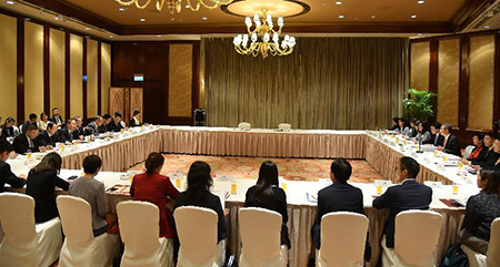 The Financial Secretary, Mr Paul Chan (fourth right), and the Vice Minister of Commerce, Mr Wang Bingnan (third left), co-chaired the second meeting of the Mainland and Hong Kong Economic and Trade Co-operation Committee in Hong Kong today (November 21). The Secretary for Commerce and Economic Development, Mr Edward Yau (fifth right); the Permanent Secretary for Commerce and Economic Development (Commerce, Industry and Tourism), Miss Eliza Lee (third right); the Commissioner for Belt and Road, Mr Denis Yip (second right); and the Director-General of Trade and Industry, Ms Salina Yan (sixth right), also attended the meeting.