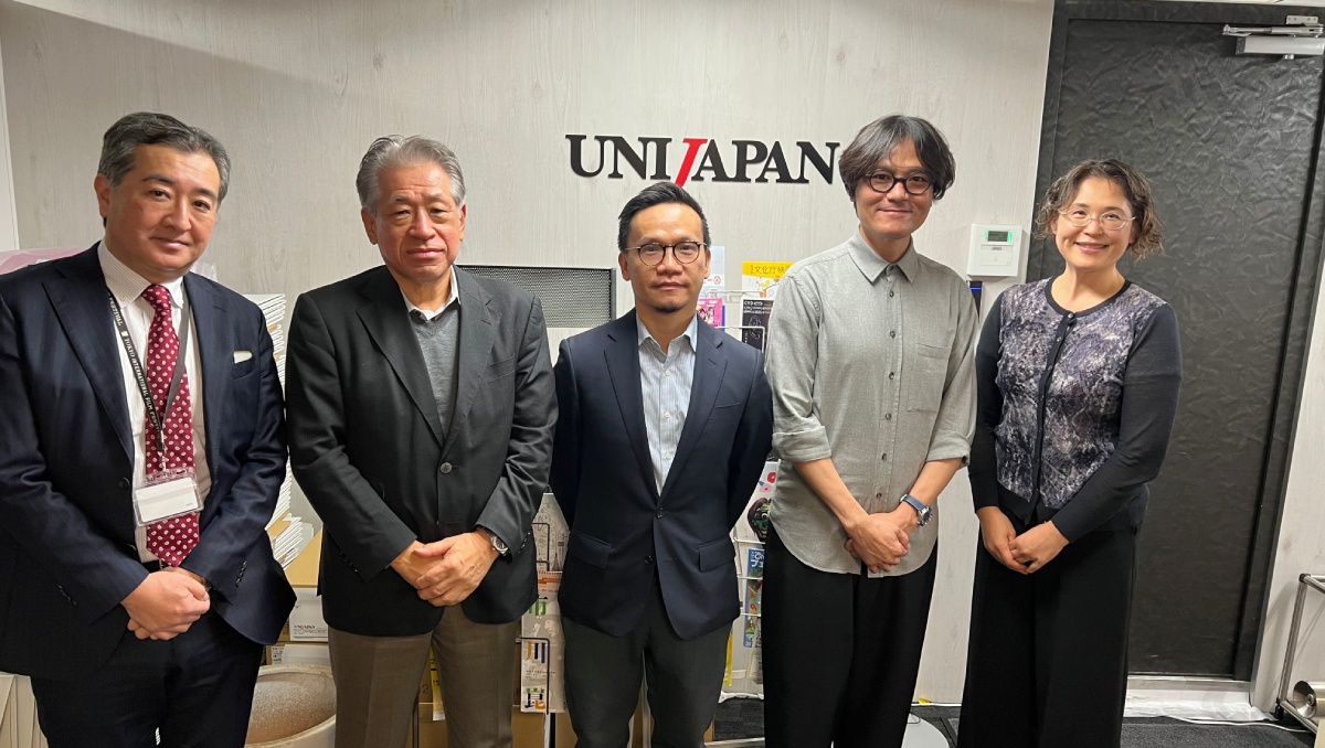 （左起）日本电影发行协会（UNIJAPAN）事务局长都岛信成、副理事长椎名保。创意香港助理总监兼香港电影发展局秘书长麦圣希、香港电影发展局委员兼监制及演员林家栋，以及日本电影发行协会国际支援部局长池田香织出席介绍「亚洲文化交流电影制作资助计划」的会议。