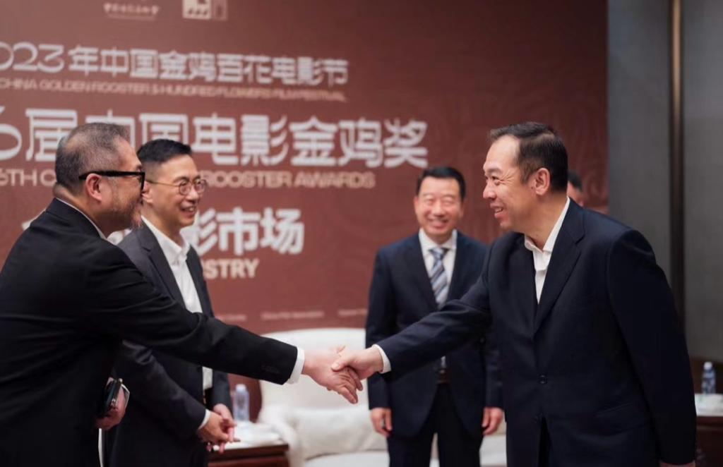 创意香港总监曾昭学（左一）于十一月二日在厦门市访问期间，与国家电影局副局长白轶民（右一）会面交流。