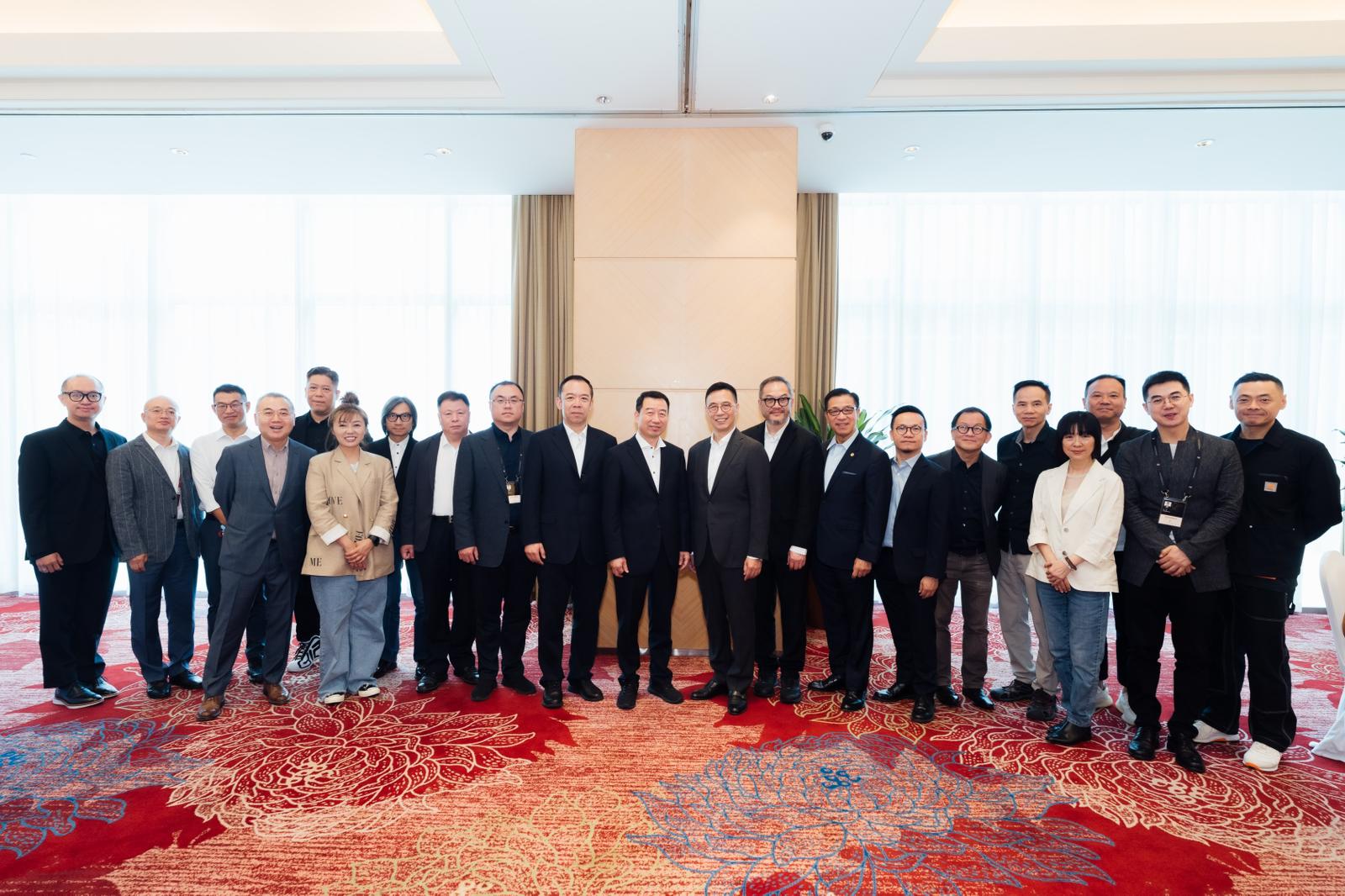 The Secretary for Culture, Sports and Tourism, Mr Kevin Yeung (tenth right), the Head of Create Hong Kong, Mr Victor Tsang (ninth right), and the Secretary-General of the Hong Kong Film Development Council (FDC), Mr Gary Mak (seventh right), exchanged views with Mainland officials, the FDC members and industry practitioners from Hong Kong and the Mainland, to discuss further collaborations in driving Hong Kong and Mainland film industries during their visit to Xiamen on November 2.